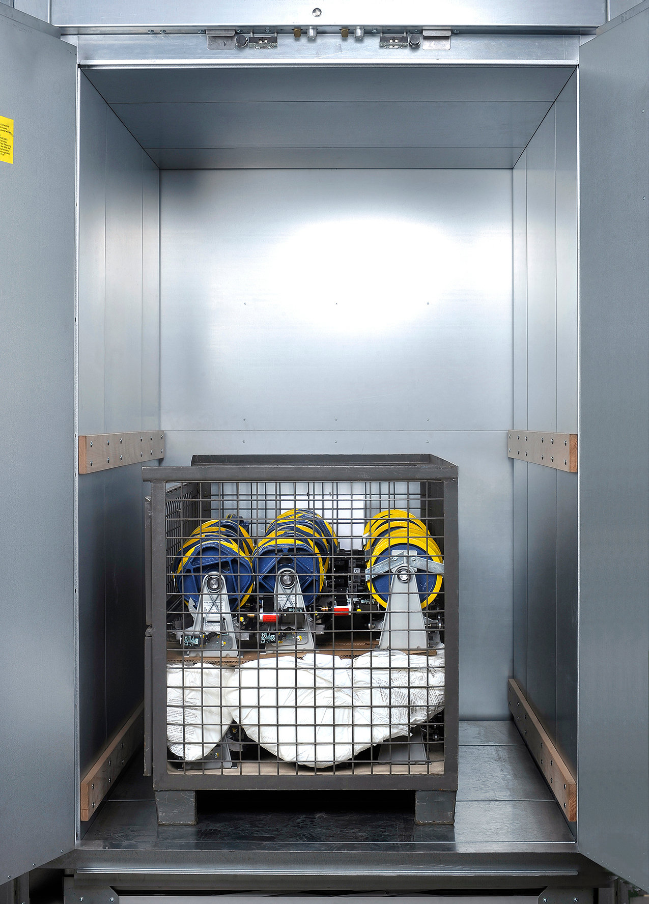 Грузовой лифт для поддонов SKG ISO-MAX 750/1000 кг. без проводника в кабине.